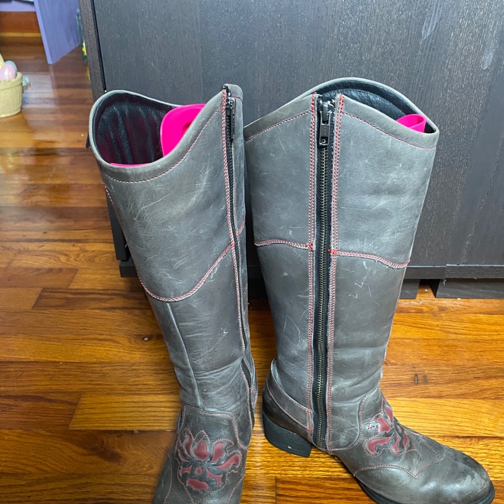 Boots - Picture 5 of 6